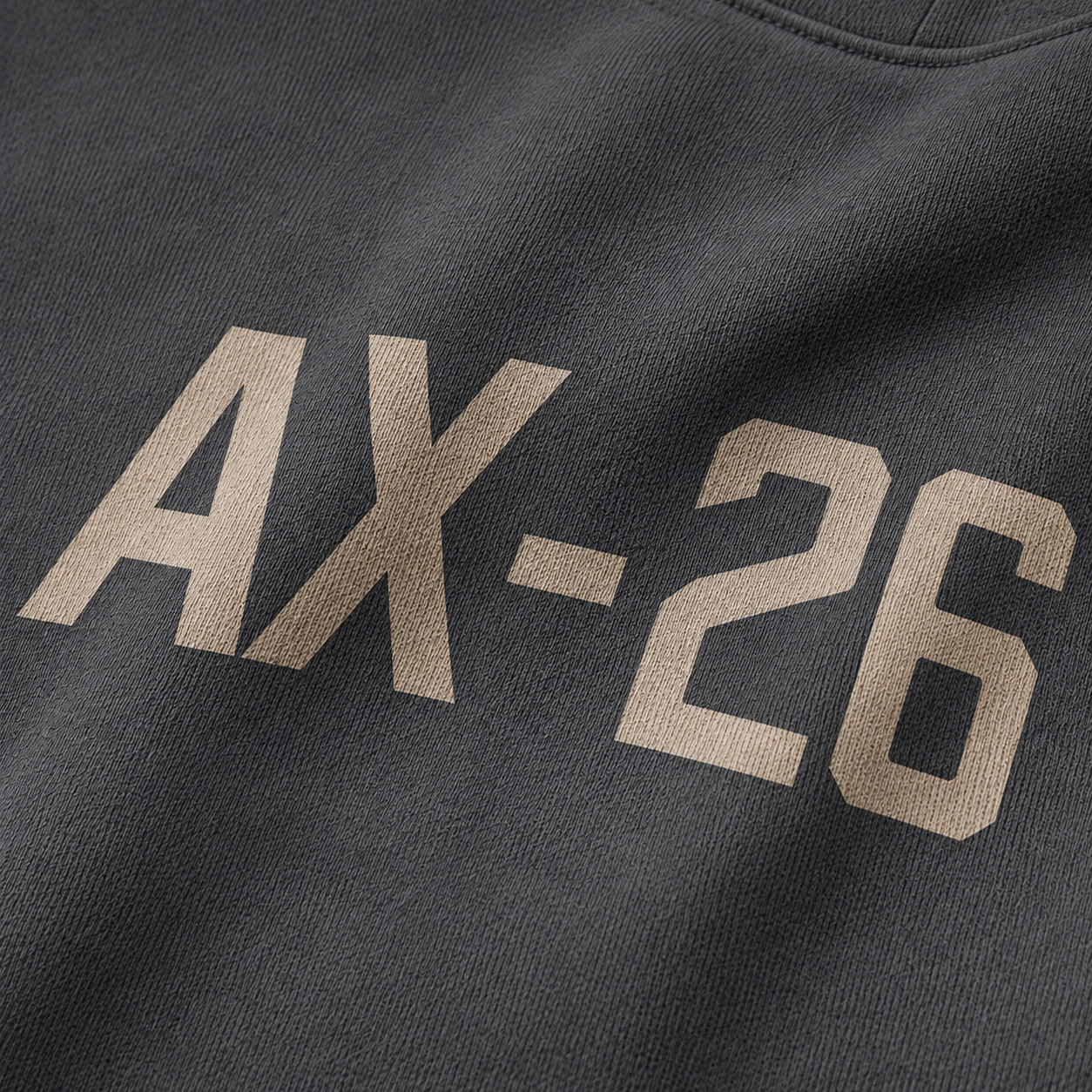 Nahaufnahme eines typografischen Motivs auf einem Sweatshirt