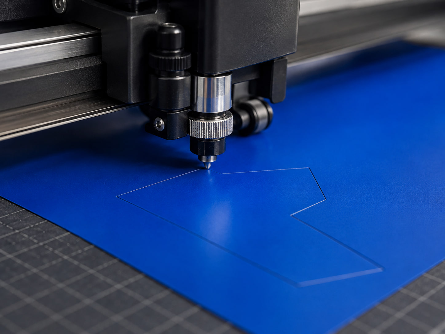 Plotter schneidet ein Motiv aus blauer Flexfolie